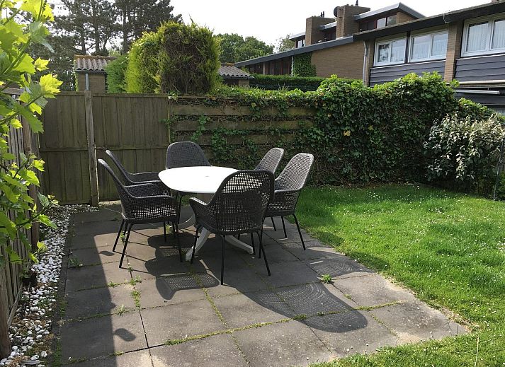 Geraeumiges Wohnzimmer mit offener Treppe im Ferienhaus VZ924, Cadzand-bad, Zeeland.