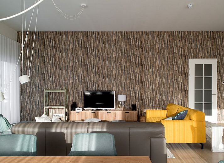 Penthouse 5 in Cadzand-bad, Zeeuws-Vlaanderen biedt een ruime, moderne woonkamer met veel natuurlijk licht en stijlvolle inrichting.