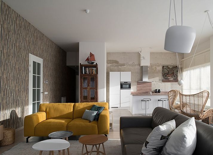 Penthouse 5 in Cadzand-bad, Zeeuws-Vlaanderen biedt een ruime, moderne woonkamer met veel natuurlijk licht en stijlvolle inrichting.
