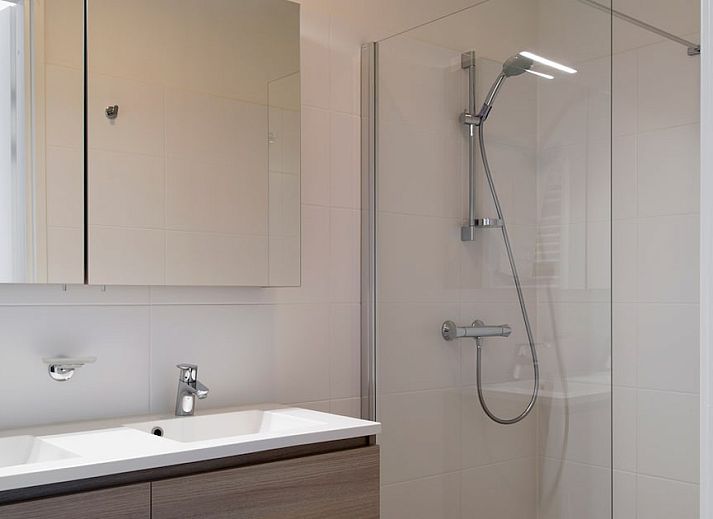 Gezellige zithoek in Penthouse 5, Cadzand-bad, Zeeland met comfortabele banken en een flatscreen-tv voor ultiem vakantiecomfort.