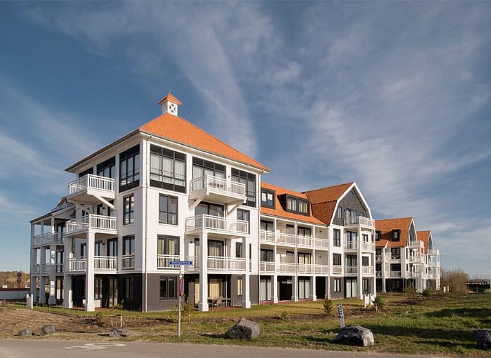 Gezellige zithoek in Penthouse 5, Cadzand-bad, Zeeland met comfortabele banken en een flatscreen-tv voor ultiem vakantiecomfort.