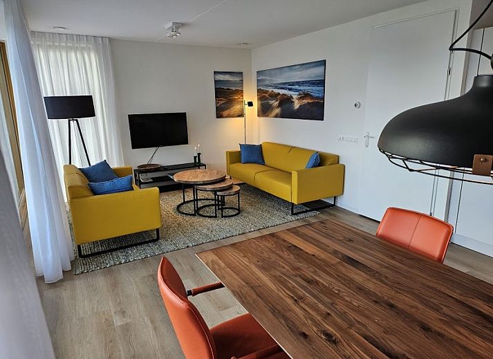 Vrijstaande woning in Cadzand, een vakantiehuis in Zeeuws-Vlaanderen, Zeeland met zonnig terras en groene omgeving.