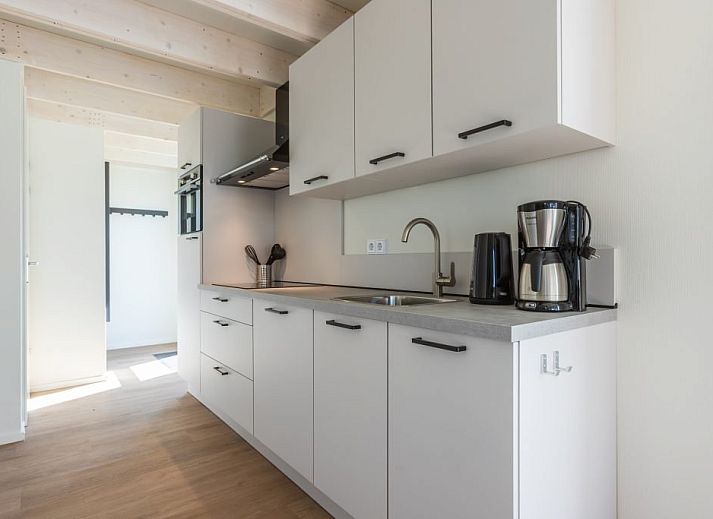 Vrijstaande woning in Cadzand, een vakantiehuis in Zeeuws-Vlaanderen, Zeeland met zonnig terras en groene omgeving.