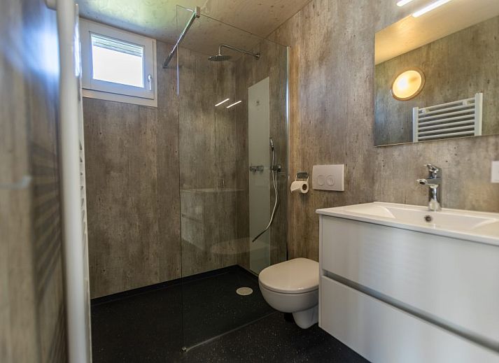 Stijlvolle woonkamer in de Vrijstaande woning in Cadzand, Zeeuws-Vlaanderen, met moderne inrichting en comfortabele zitruimte.