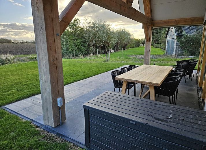 Stijlvolle woonkamer in de Vrijstaande woning in Cadzand, Zeeuws-Vlaanderen, met moderne inrichting en comfortabele zitruimte.