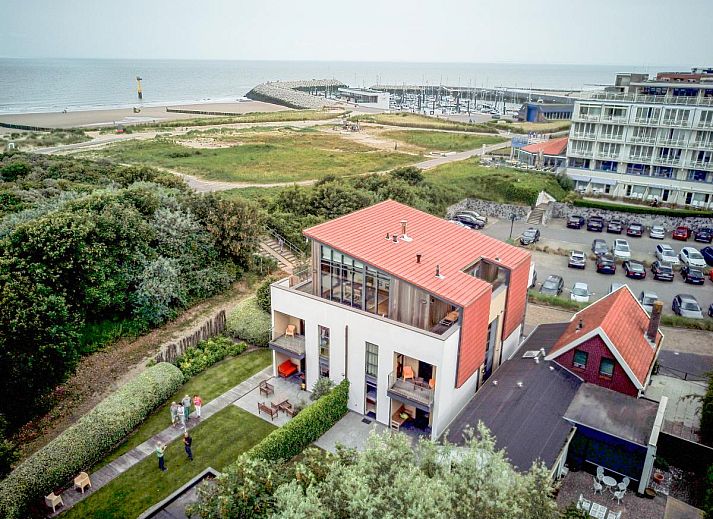 Luchtfoto van vakantiehuis Maanvis in Cadzand, Zeeuws-Vlaanderen met uitzicht op strand en zee.
