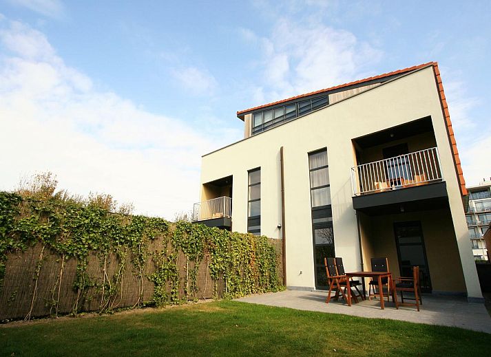 Luchtfoto van vakantiehuis Maanvis in Cadzand, Zeeuws-Vlaanderen met uitzicht op strand en zee.