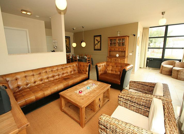 Luchtfoto van vakantiehuis Maanvis in Cadzand, Zeeuws-Vlaanderen met uitzicht op strand en zee.