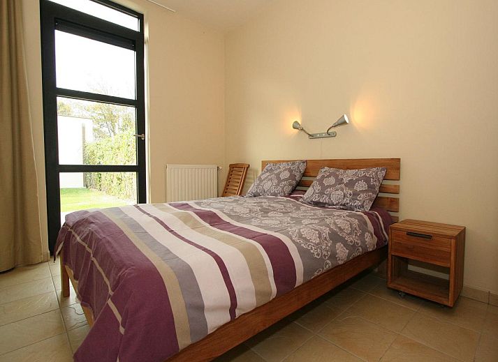 Buitenzijde van vakantiehuis Maanvis in Cadzand, Zeeuws-Vlaanderen met een ruime tuin.