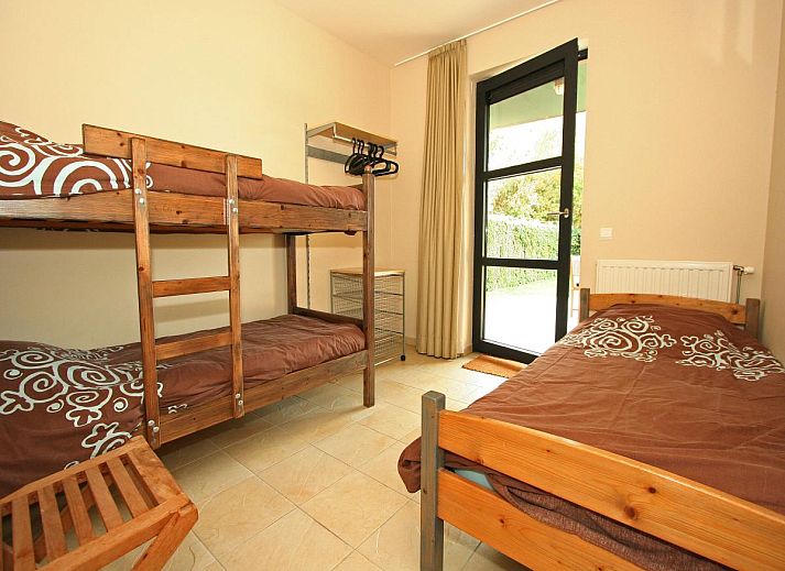 Gezellige zithoek in vakantiehuis Maanvis, Cadzand, met comfortabele meubels en televisie.