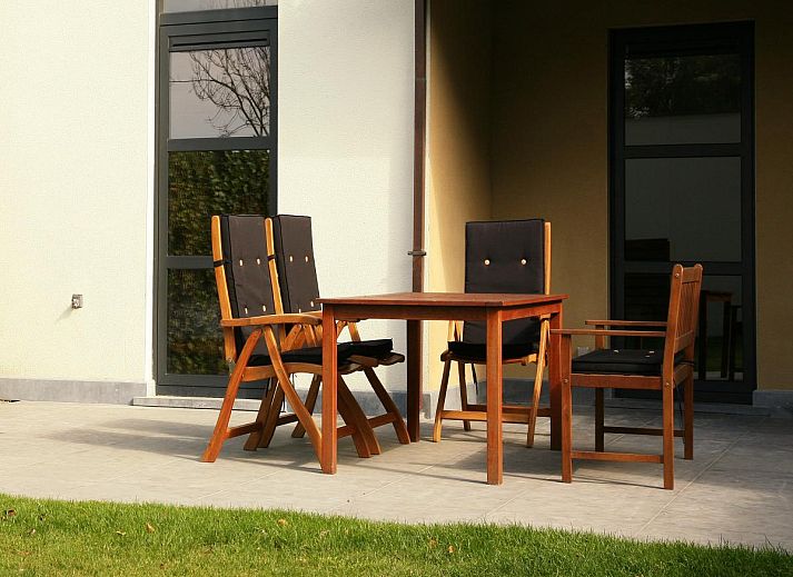 Gezellige zithoek in vakantiehuis Maanvis, Cadzand, met comfortabele meubels en televisie.