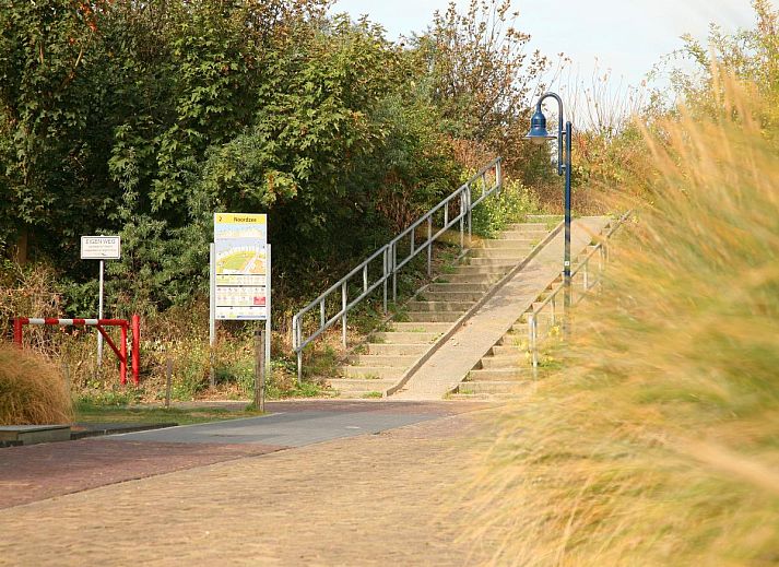 Ruime woonkamer in vakantiehuis Maanvis in Cadzand met grote ramen en veel lichtinval.
