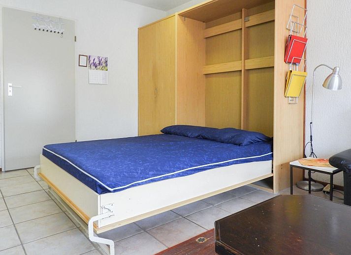 Garten mit Holzschuppen im VZ331 Apartment Cadzand, ruhig gelegen in Cadzand, Zeeuws-Vlaanderen.