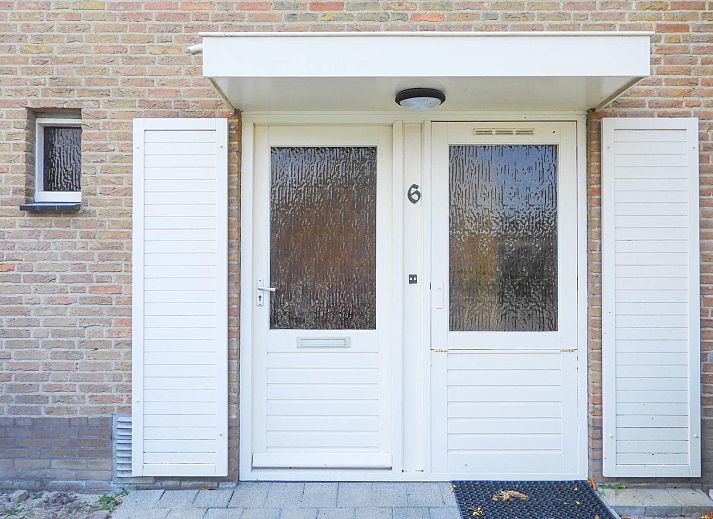 Garten mit Holzschuppen im VZ331 Apartment Cadzand, ruhig gelegen in Cadzand, Zeeuws-Vlaanderen.