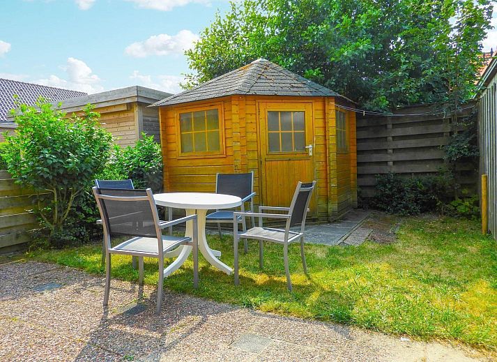 Garten mit Holzschuppen im VZ331 Apartment Cadzand, ruhig gelegen in Cadzand, Zeeuws-Vlaanderen.