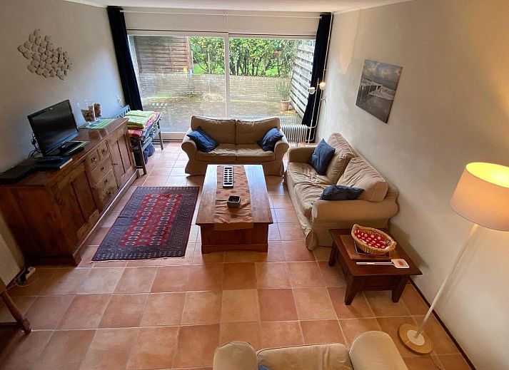 VZ333 Vakantiehuis Cadzand, ruime woonkamer met grote ramen in vakantiehuis, Cadzand, Zeeland.