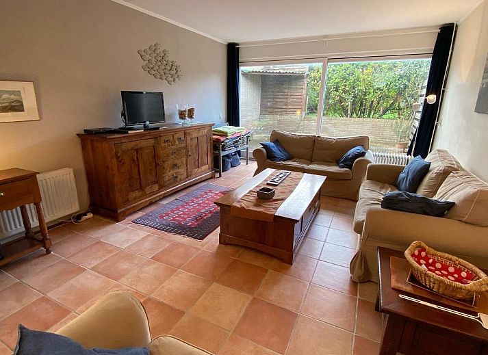 VZ333 Vakantiehuis Cadzand, ruime woonkamer met grote ramen in vakantiehuis, Cadzand, Zeeland.