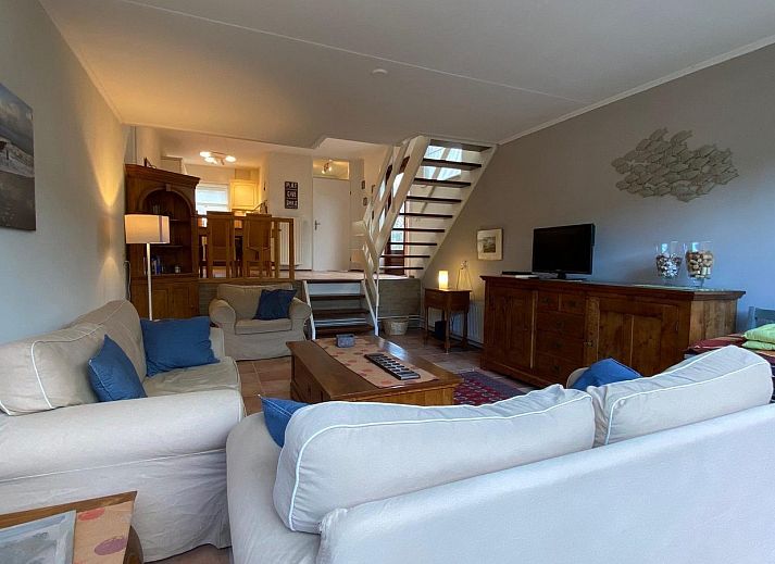 VZ333 Vakantiehuis Cadzand, ruime woonkamer met grote ramen in vakantiehuis, Cadzand, Zeeland.