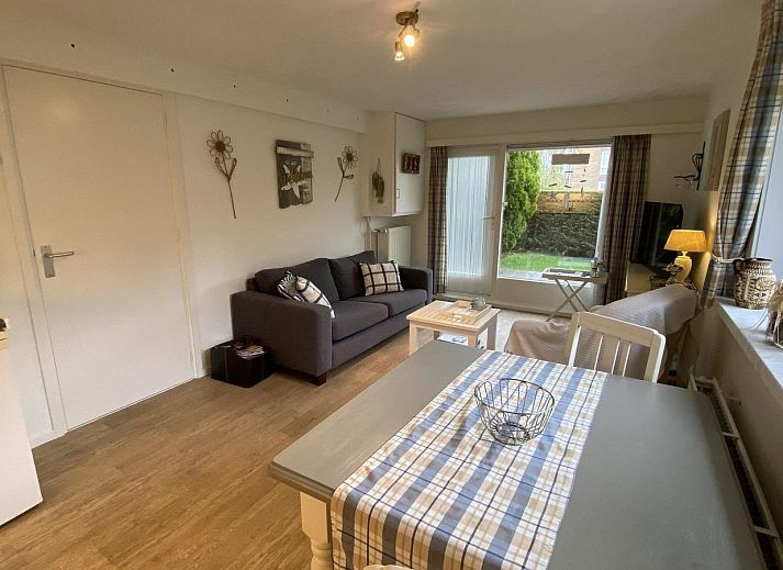 Vooraanzicht van VZ420 Vakantieappartement Cadzand, rustig gelegen in het groen van Cadzand, Zeeland.