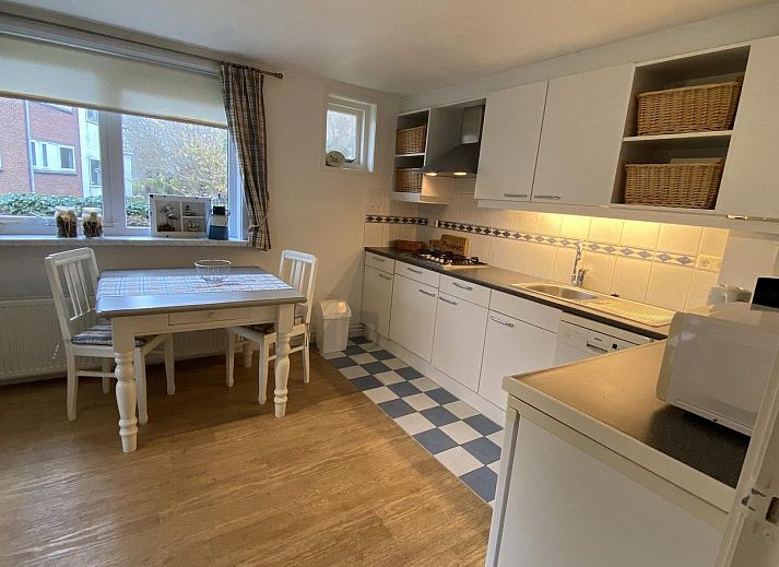 Vooraanzicht van VZ420 Vakantieappartement Cadzand, rustig gelegen in het groen van Cadzand, Zeeland.