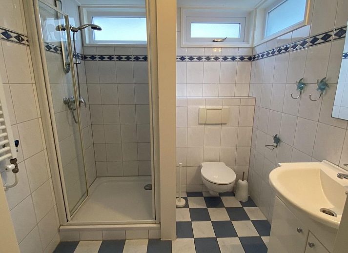 Gezellig terras van VZ420 Vakantieappartement Cadzand in Zeeuws-Vlaanderen, ideaal voor ontspanning.