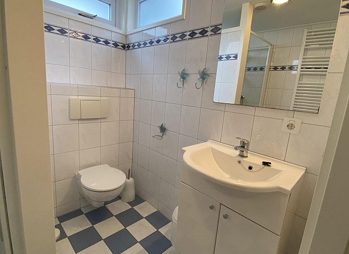 Gezellig terras van VZ420 Vakantieappartement Cadzand in Zeeuws-Vlaanderen, ideaal voor ontspanning.