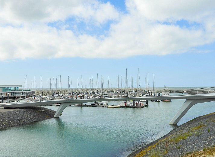 Open keuken en eetruimte in VZ420 Vakantieappartement Cadzand, perfect voor gezellige maaltijden.
