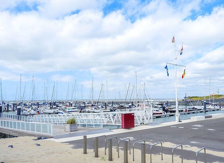 Open keuken en eetruimte in VZ420 Vakantieappartement Cadzand, perfect voor gezellige maaltijden.