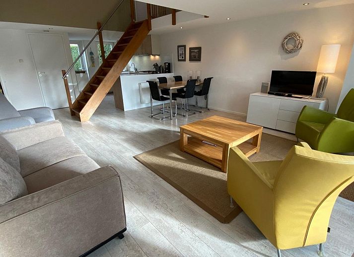 Ruim terras bij VZ702 Vakantiehuis Cadzand in Cadzand, Zeeuws-Vlaanderen, ideaal voor buiten dineren.