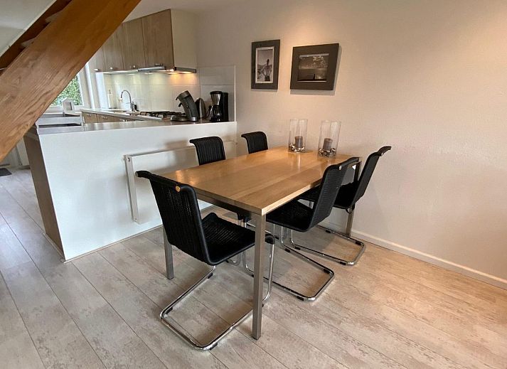 Ruim terras bij VZ702 Vakantiehuis Cadzand in Cadzand, Zeeuws-Vlaanderen, ideaal voor buiten dineren.