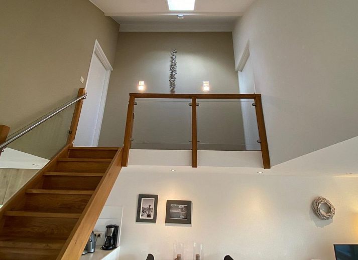 Tuin met ligstoelen bij VZ702 Vakantiehuis Cadzand in Cadzand, Zeeuws-Vlaanderen, perfect voor ontspanning.