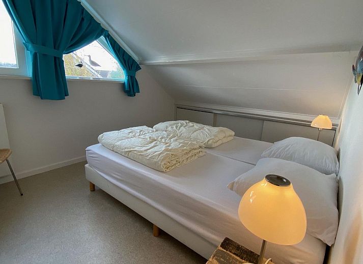 Gezellige woonkamer van VZ702 Vakantiehuis Cadzand in Cadzand, Zeeuws-Vlaanderen, met moderne inrichting.