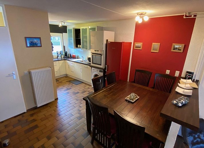 Sonnige Terrasse bei VZ643 Vakantiewoning Cadzand, Ferienhaus in Cadzand, Zeeuws-Vlaanderen, mit gruenen Hecken.