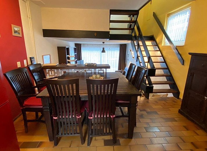 Sonnige Terrasse bei VZ643 Vakantiewoning Cadzand, Ferienhaus in Cadzand, Zeeuws-Vlaanderen, mit gruenen Hecken.