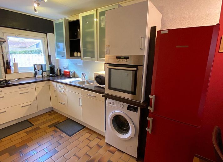 Sonnige Terrasse bei VZ643 Vakantiewoning Cadzand, Ferienhaus in Cadzand, Zeeuws-Vlaanderen, mit gruenen Hecken.