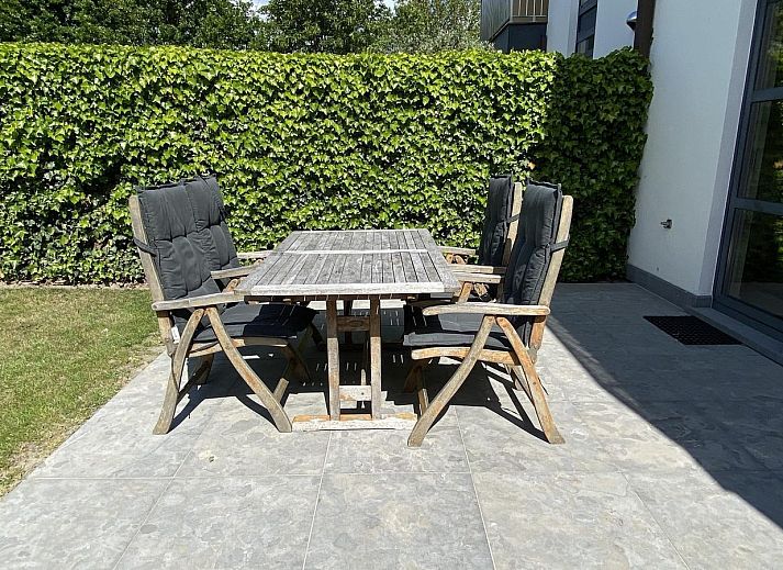 VZ193 Appartement Cadzand in Zeeuws-Vlaanderen biedt een modern exterieur met ruime parkeergelegenheid in Cadzand, Zeeland.