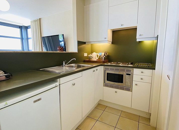 VZ193 Appartement Cadzand in Zeeuws-Vlaanderen biedt een groene tuin met terras en ligstoelen in Cadzand, Zeeland.