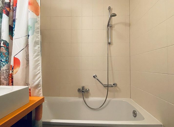 VZ193 Appartement Cadzand in Zeeuws-Vlaanderen biedt een groene tuin met terras en ligstoelen in Cadzand, Zeeland.