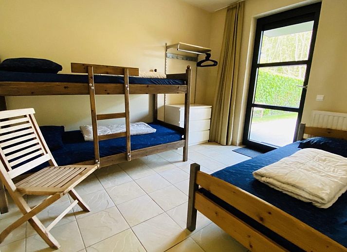 Geniet van buiten dineren op het terras van VZ193 Appartement Cadzand in Zeeuws-Vlaanderen, Cadzand, Zeeland.