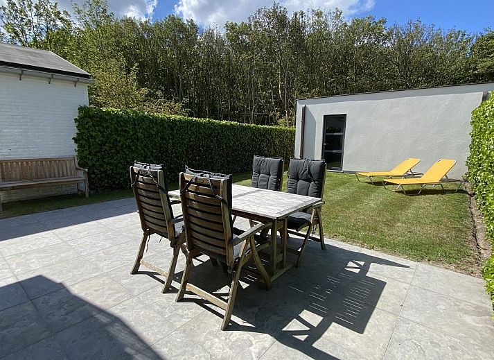 Geniet van buiten dineren op het terras van VZ193 Appartement Cadzand in Zeeuws-Vlaanderen, Cadzand, Zeeland.