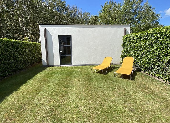 Geniet van buiten dineren op het terras van VZ193 Appartement Cadzand in Zeeuws-Vlaanderen, Cadzand, Zeeland.