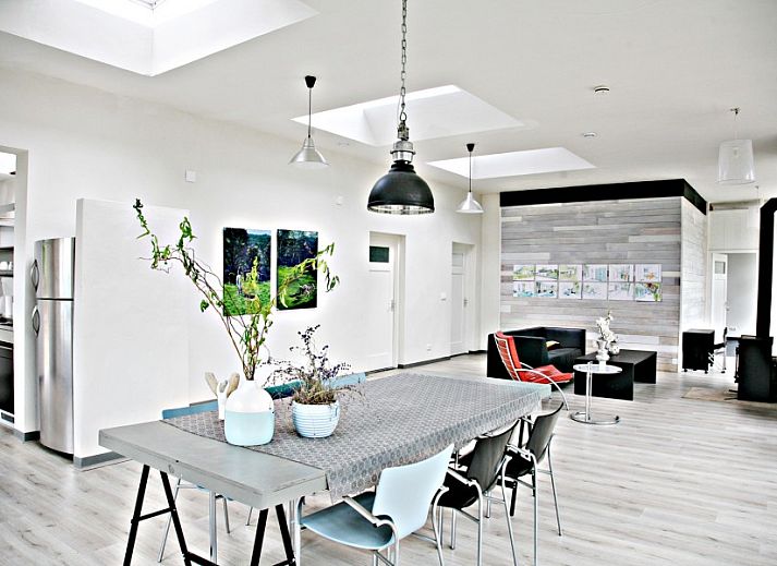 Eko Zonnehuis bungalow in Schoondijke with glass conservatory and green garden in Zeeuws-Vlaanderen, Zeeland.