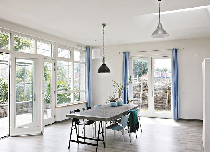 Front view of Eko Zonnehuis vacation home in Schoondijke, surrounded by nature in Zeeuws-Vlaanderen, Zeeland.