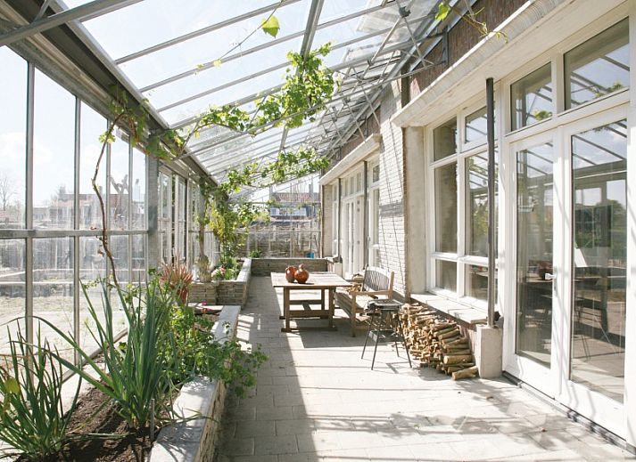 Front view of Eko Zonnehuis vacation home in Schoondijke, surrounded by nature in Zeeuws-Vlaanderen, Zeeland.