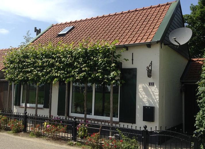 Charmantes Ferienhaus in Schoondijke, Zeeuws-Vlaanderen, mit gruener Umgebung und klassischer Architektur, ideal fuer einen entspannten Aufenthalt.