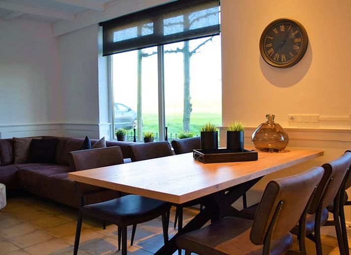 Charmantes Ferienhaus in Schoondijke, Zeeuws-Vlaanderen, mit gruener Umgebung und klassischer Architektur, ideal fuer einen entspannten Aufenthalt.