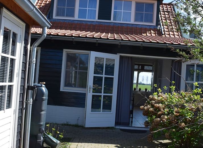 Ferienhaus in Schoondijke mit farbenfrohen Hortensien im Garten, gelegen im malerischen Zeeuws-Vlaanderen, Zeeland.