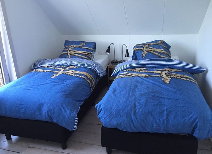 Gezellige woonkamer in vakantiehuis Landstraat, Aardenburg, Zeeland met uitzicht op tuin en terras.