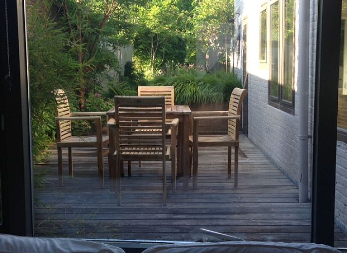 Moderne badkamer met dakraam in vakantiehuis Landstraat, Aardenburg, Zeeuws-Vlaanderen.