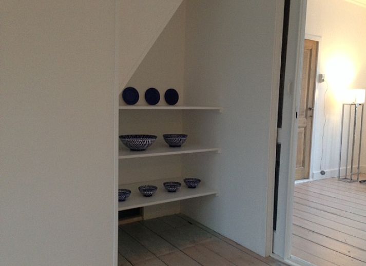 Moderne badkamer met dakraam in vakantiehuis Landstraat, Aardenburg, Zeeuws-Vlaanderen.